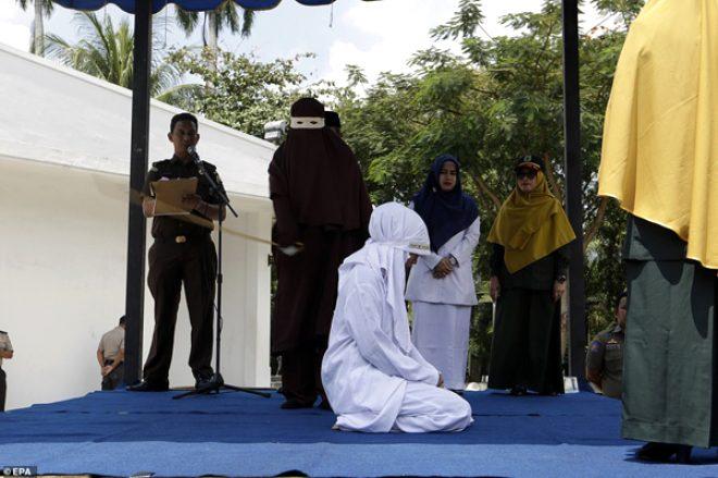 Endonezya'da evlenmeden cinsel ilişkiye giren 8 kişiyi ibret olsun diye kırbaçladılar
