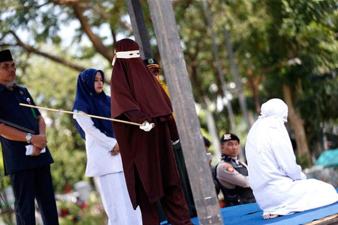 Endonezya'da evlenmeden cinsel ilişkiye giren 8 kişiyi ibret olsun diye kırbaçladılar