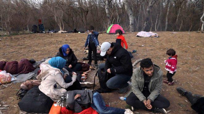 Oyuncu Ulaş Tuna Astepe, sınırda bekleyen göçmenlere yardım dağıttı