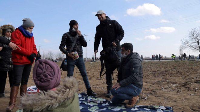 Oyuncu Ulaş Tuna Astepe, sınırda bekleyen göçmenlere yardım dağıttı