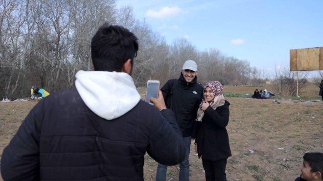 Oyuncu Ulaş Tuna Astepe, sınırda bekleyen göçmenlere yardım dağıttı