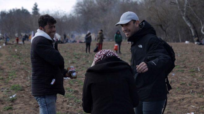 Oyuncu Ulaş Tuna Astepe, sınırda bekleyen göçmenlere yardım dağıttı