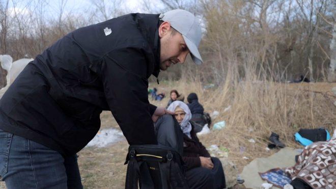 Oyuncu Ulaş Tuna Astepe, sınırda bekleyen göçmenlere yardım dağıttı