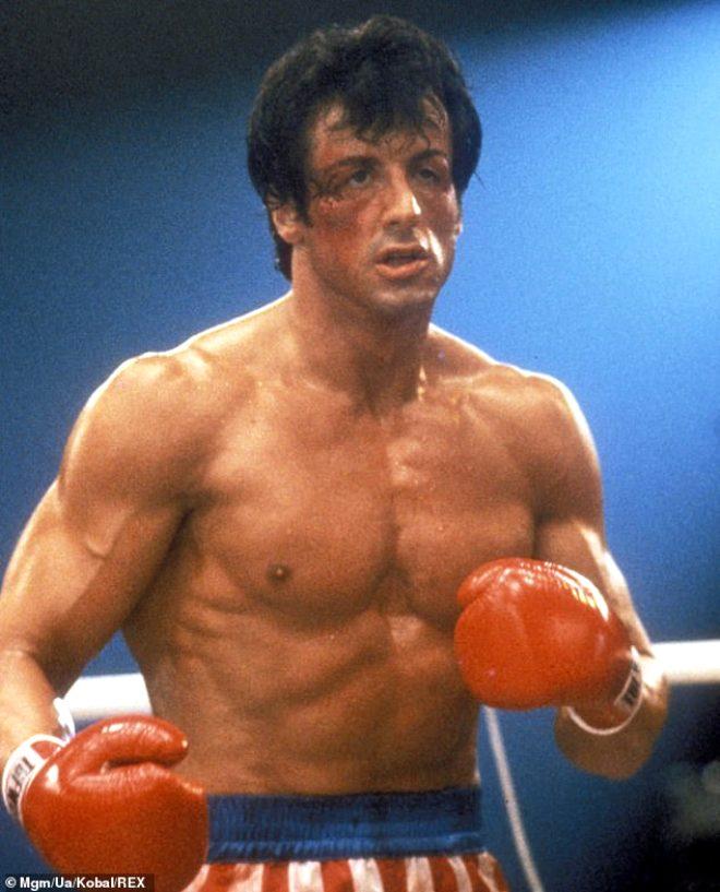 Efsane oyuncu Sylvester Stallone, koronavirüs korkusundan muayene eldiveni taktı
