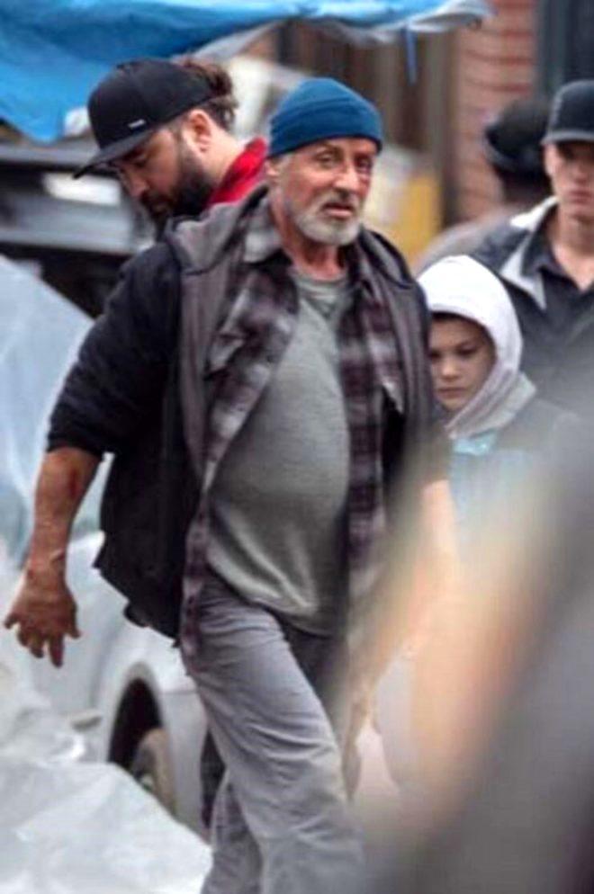 Efsane oyuncu Sylvester Stallone, koronavirüs korkusundan muayene eldiveni taktı