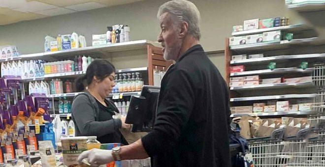 Efsane oyuncu Sylvester Stallone, koronavirüs korkusundan muayene eldiveni taktı