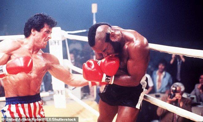 Efsane oyuncu Sylvester Stallone, koronavirüs korkusundan muayene eldiveni taktı