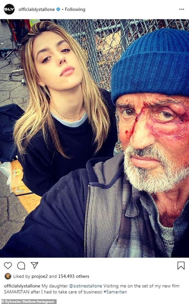 Efsane oyuncu Sylvester Stallone, koronavirüs korkusundan muayene eldiveni taktı