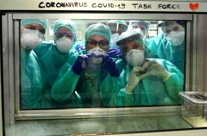 Dede ve torunun karantinadaki görüşmesi yüreklere dokundu! İşte koronavirüse rağmen güzel kalplerin varlığını gösteren 20 kare