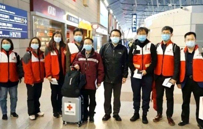 Dede ve torunun karantinadaki görüşmesi yüreklere dokundu! İşte koronavirüse rağmen güzel kalplerin varlığını gösteren 20 kare