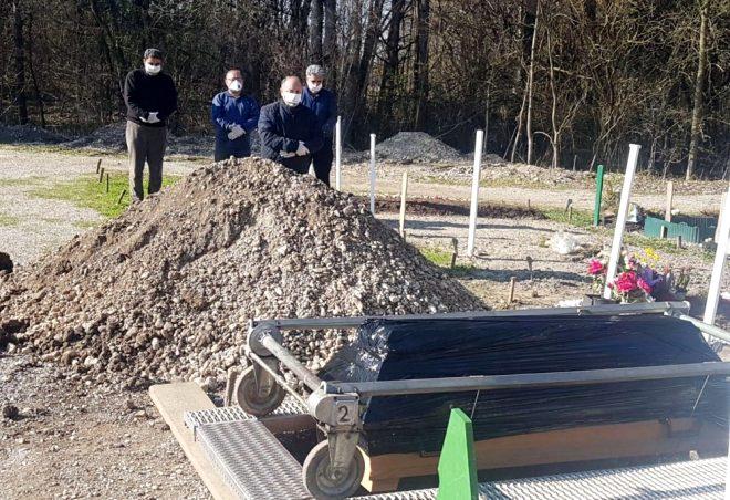 Avusturya'da koronavirüsten hayatını kaybeden 28 yaşındaki genç kadının cenazesinde dikkat çeken detay! Siyah naylonla kaplandı.