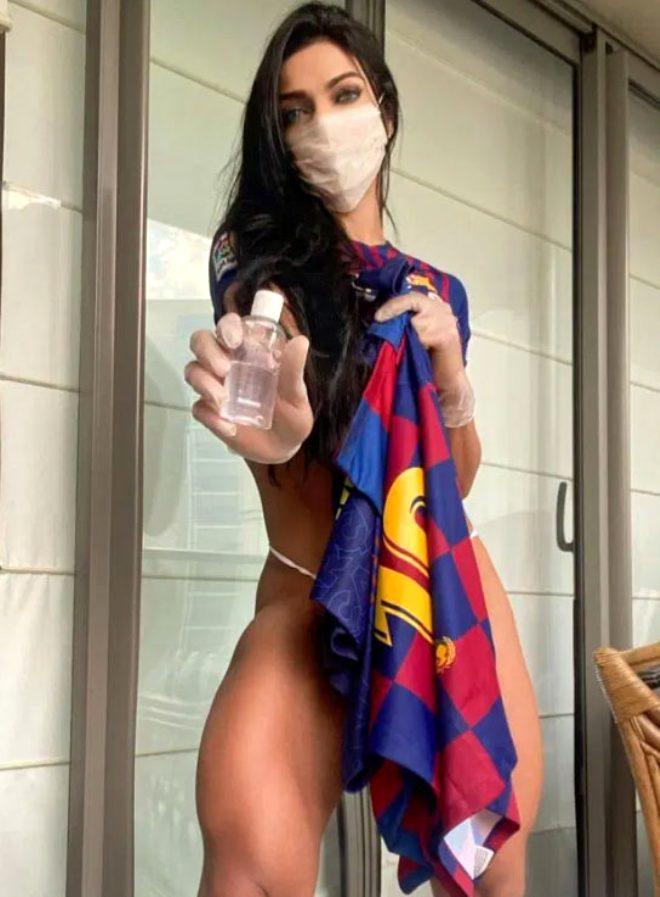 Bikini giyip maske ve eldiven takan Brezilyalı model, korona için kampanya başlattı