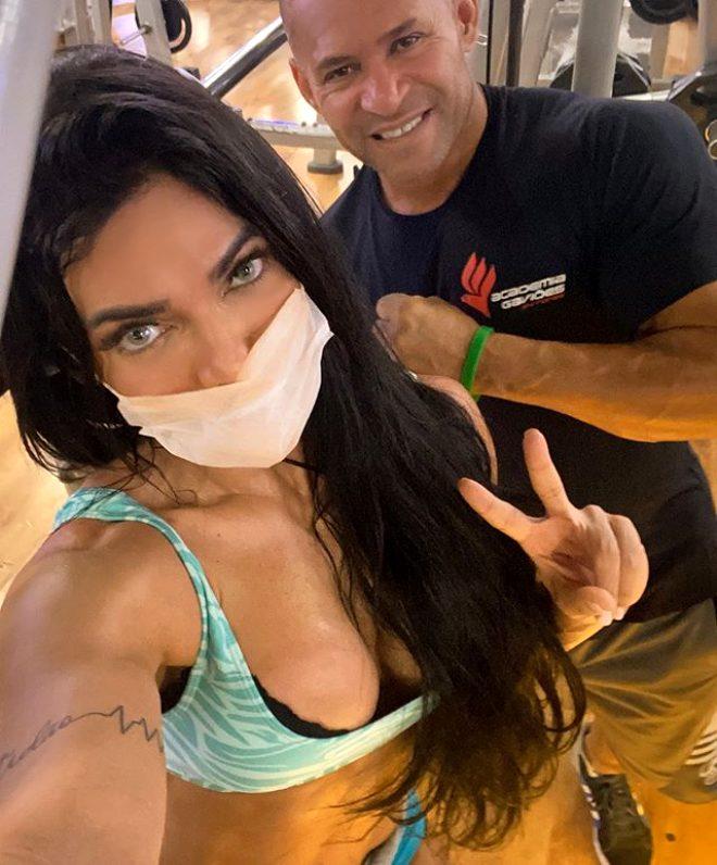 Bikini giyip maske ve eldiven takan Brezilyalı model, korona için kampanya başlattı