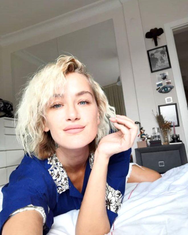 Duştan hemen önce paylaştı! Cesur model Didem Soydan'dan bornozlu yatak pozu