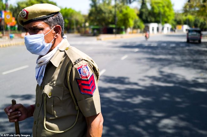 Hindistan'da sokağa çıkma yasağına uymayanları polis demirle dövdü
