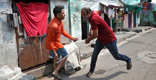 Hindistan'da sokağa çıkma yasağına uymayanları polis demirle dövdü