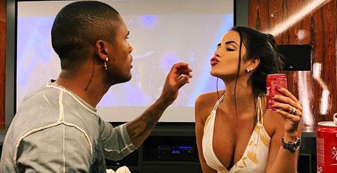 Ünlü futbolcu Douglas Costa, koronavirüsten dolayı zor günler geçiren ülkesinde model sevgilisiyle yardım dağıttı