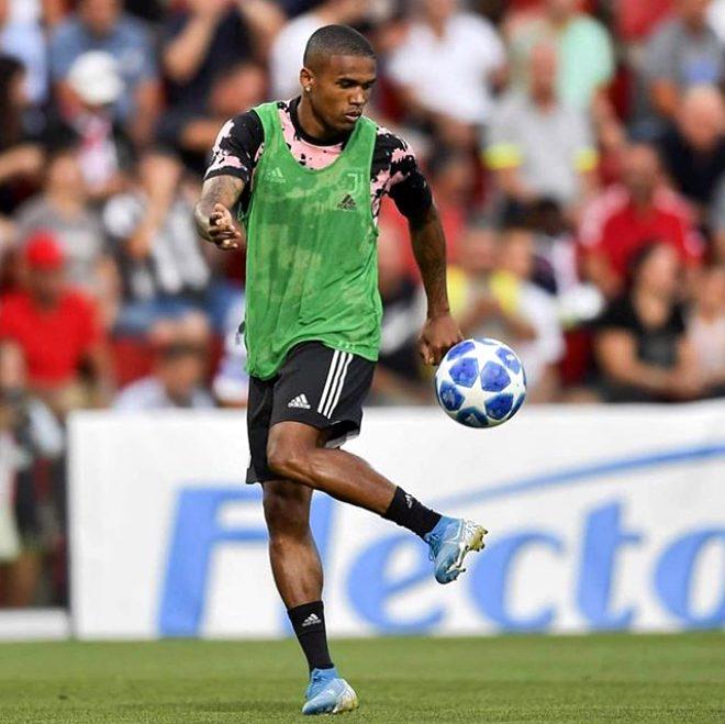 Ünlü futbolcu Douglas Costa, koronavirüsten dolayı zor günler geçiren ülkesinde model sevgilisiyle yardım dağıttı