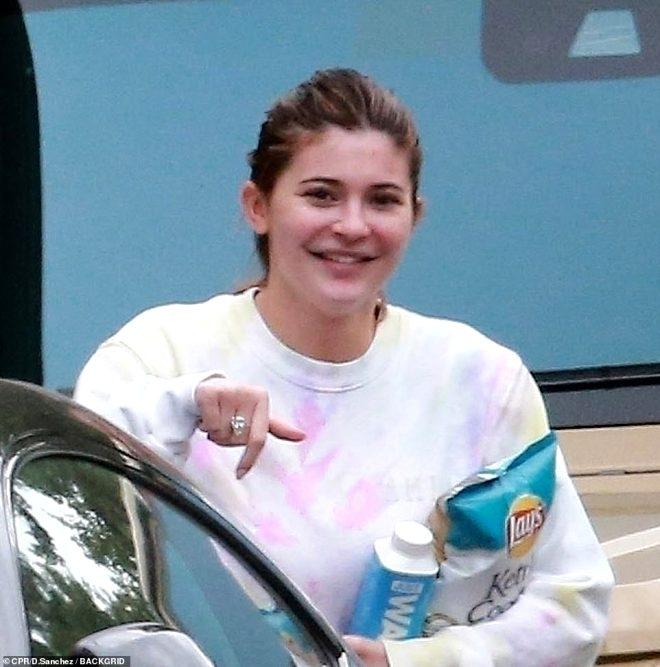 Kozmetik milyarderi Kylie Jenner, makyajsız ve yalın ayak sokağa fırladı.