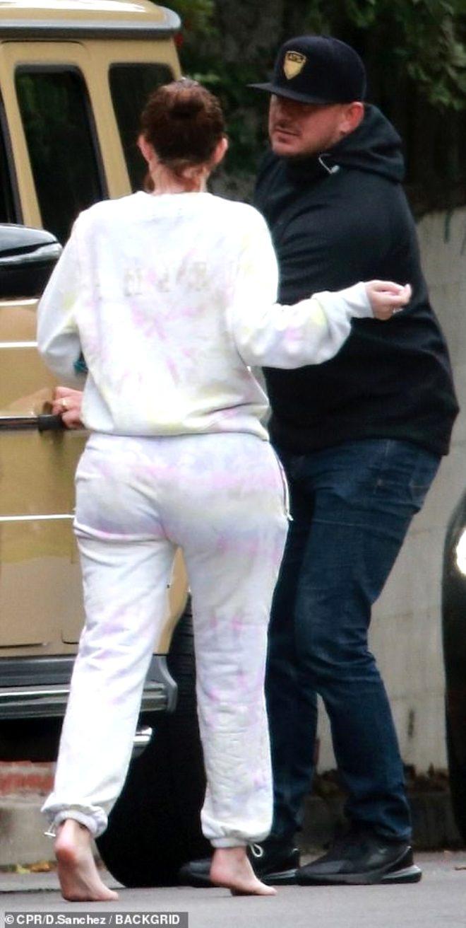 Kozmetik milyarderi Kylie Jenner, makyajsız ve yalın ayak sokağa fırladı.