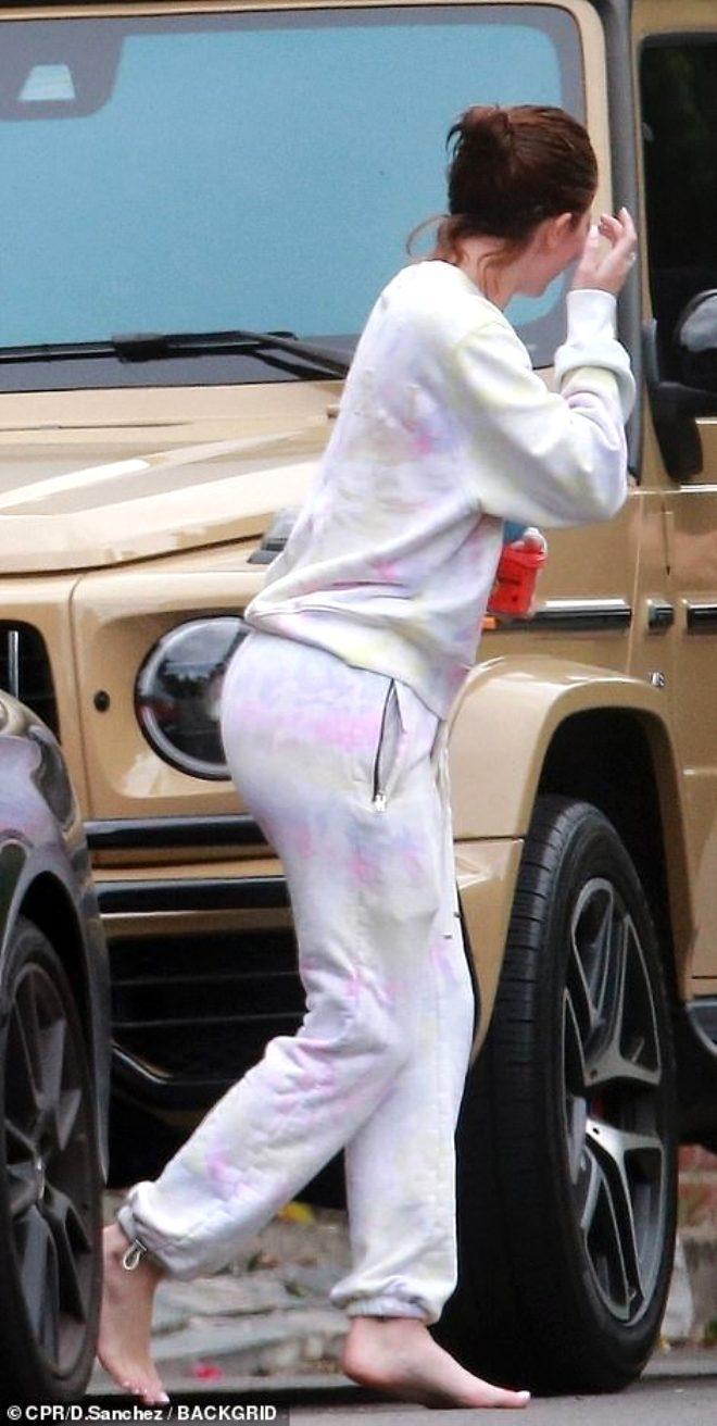 Kozmetik milyarderi Kylie Jenner, makyajsız ve yalın ayak sokağa fırladı.