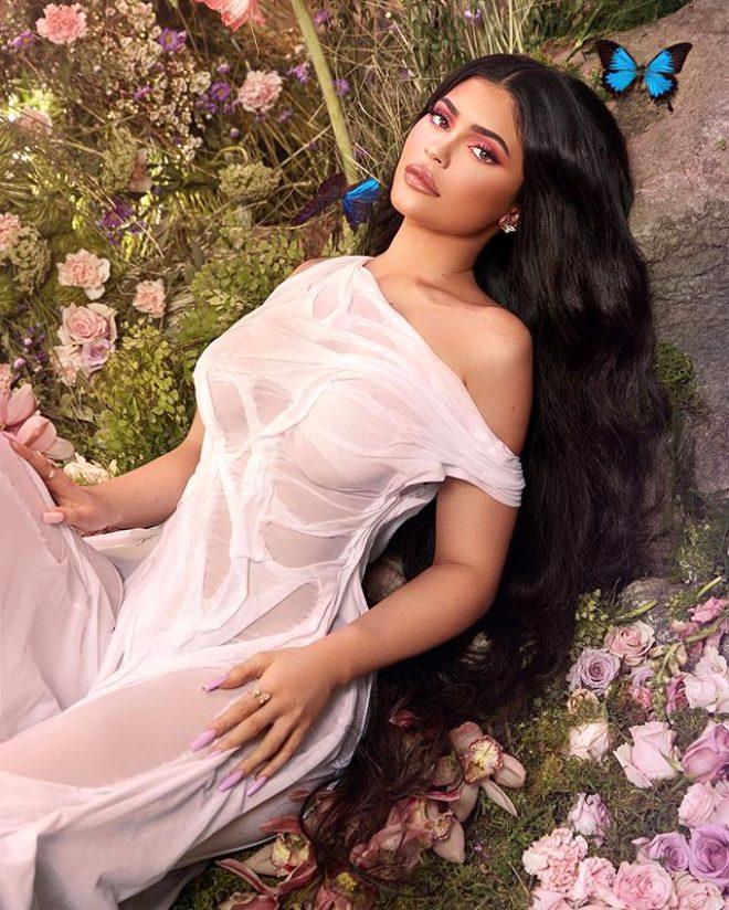 Kozmetik milyarderi Kylie Jenner, makyajsız ve yalın ayak sokağa fırladı.