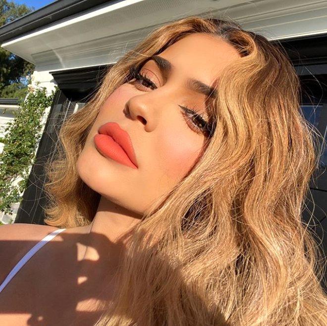 Kozmetik milyarderi Kylie Jenner, makyajsız ve yalın ayak sokağa fırladı.