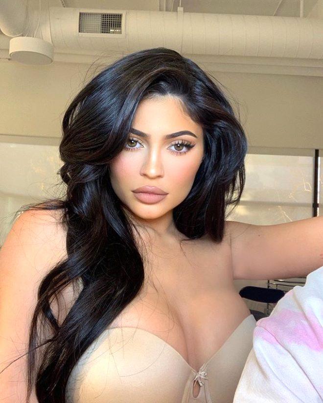 Kozmetik milyarderi Kylie Jenner, makyajsız ve yalın ayak sokağa fırladı.