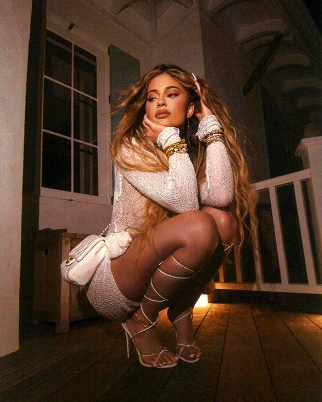 Genç milyarder Kylie Jenner, 36 milyon dolara aldığı malikanesinden ilk pozunu paylaştı
