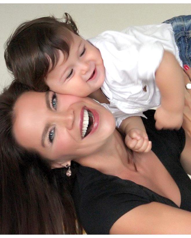 Oğlunu kaybeden Ebru Şallı'dan Anneler Günü'nde yürek yakan söz: Birileri içime ateş topu atmış gibi.