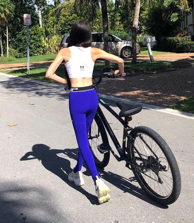 Kim der 70 yaşında diye! Ünlü modacı kusursuz fiziği ile genç kızlara taş çıkartıyor