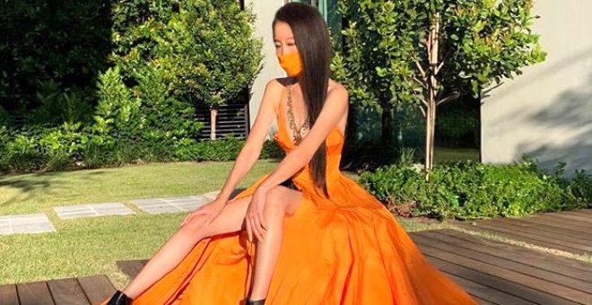 Kim der 70 yaşında diye! Ünlü modacı kusursuz fiziği ile genç kızlara taş çıkartıyor