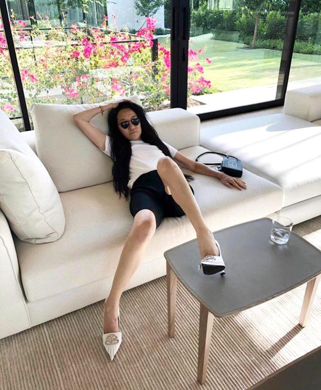 Kim der 70 yaşında diye! Ünlü modacı kusursuz fiziği ile genç kızlara taş çıkartıyor