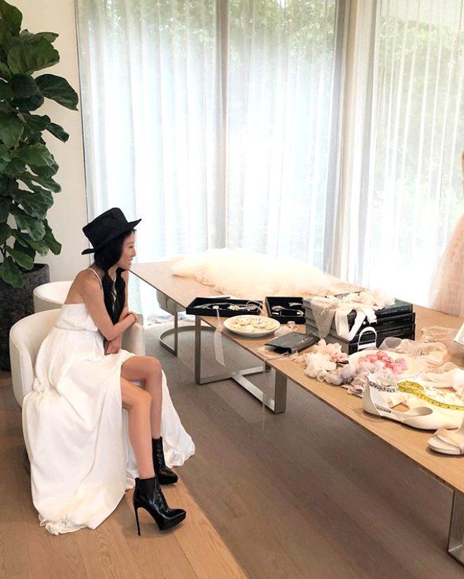 Kim der 70 yaşında diye! Ünlü modacı kusursuz fiziği ile genç kızlara taş çıkartıyor