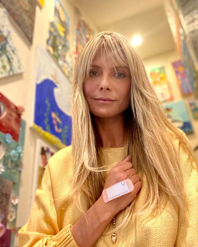 46'lık model Heidi Klum iç çamaşırı ve file çoraplarıyla saçlarını boyattı