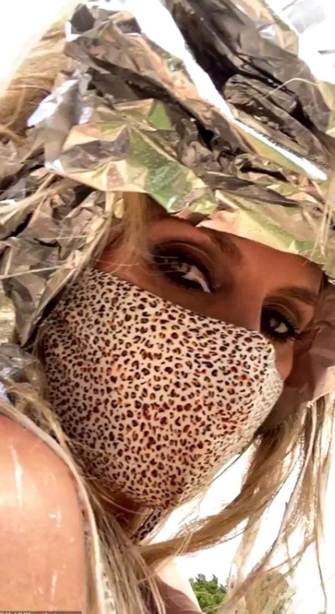 46'lık model Heidi Klum iç çamaşırı ve file çoraplarıyla saçlarını boyattı