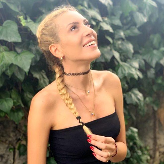 3 buçuk aylık hamile olan Sinem Kobal, bayram pozuyla beğeni rekoru kırdı
