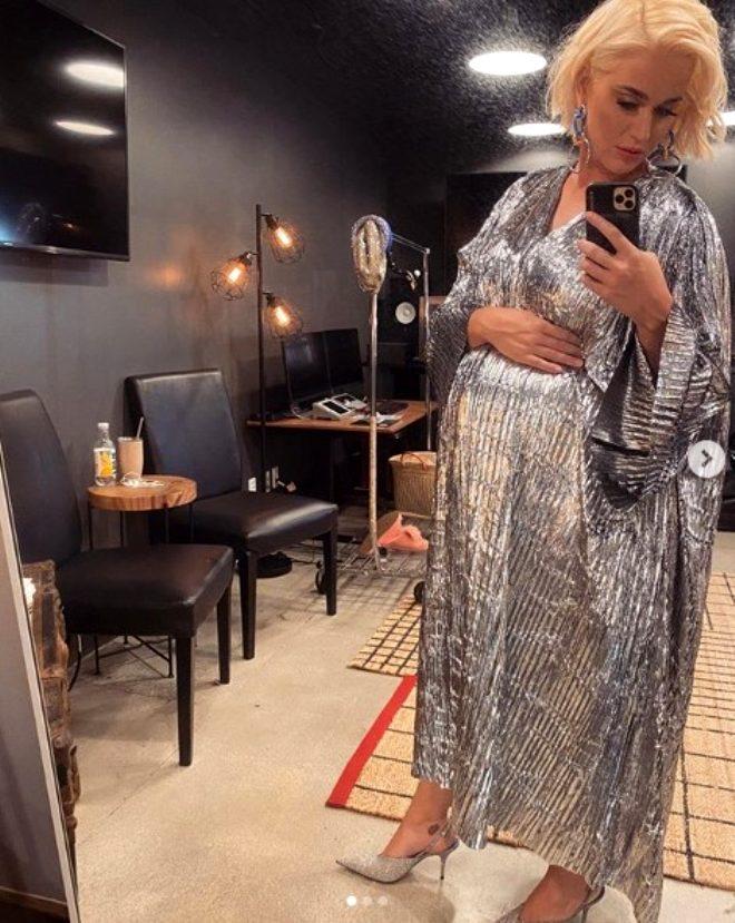 Dünyaca ünlü şarkıcı Katy Perry karnı burnunda mayo giyip denize koştu