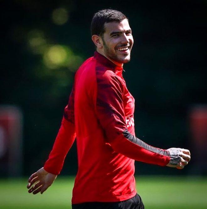 Beğenileri, aşkını ele verdi! Yıldız futbolcu Theo Hernandez gönlünü dövmeli güzele kaptırdı