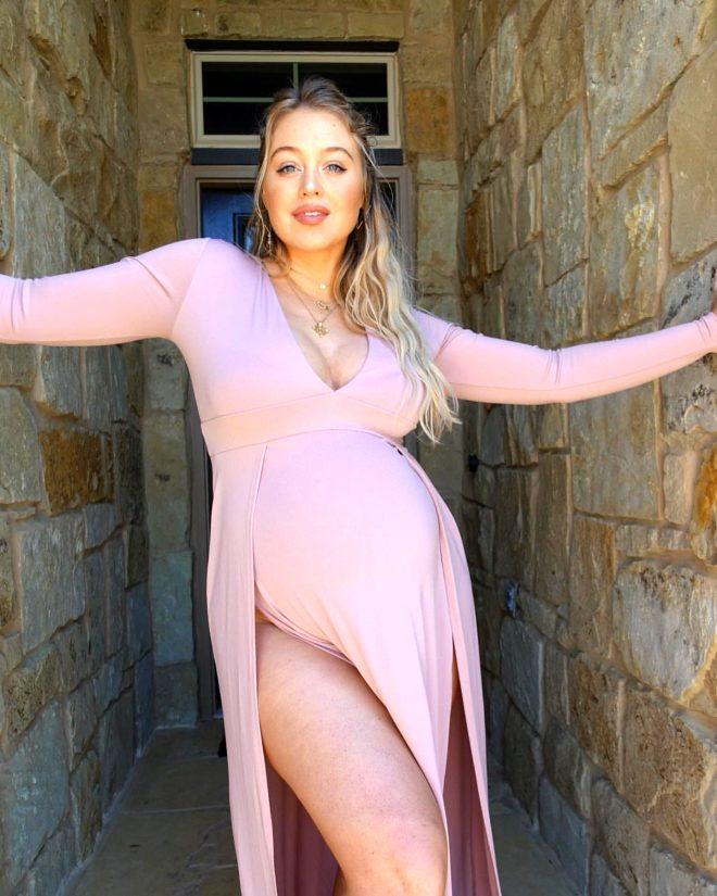 Kıvrımlı model Iskra Lawrence, suda doğum yaptığı anlarını paylaştı