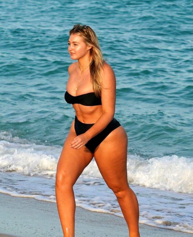 Kıvrımlı model Iskra Lawrence, suda doğum yaptığı anlarını paylaştı