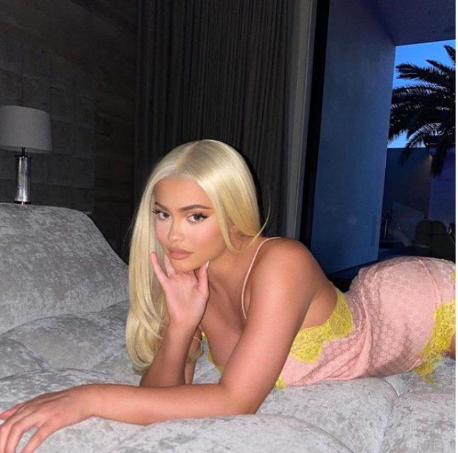 Turuncu bikinisiyle dağa çıkan genç milyarder Kylie Jenner, gördüğüne inanamadı: Gerçek olamaz!