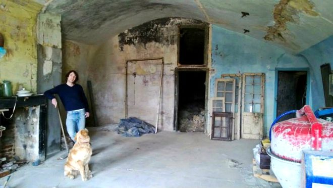 Genç çift, 1 euroya aldıkları mağara evi 12 ay içinde saraya dönüştürdü