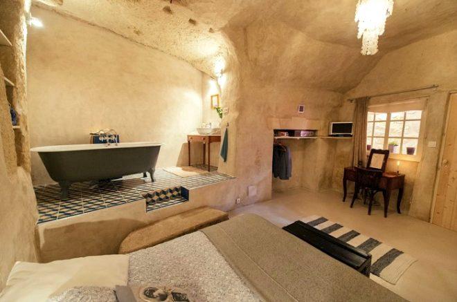 Genç çift, 1 euroya aldıkları mağara evi 12 ay içinde saraya dönüştürdü