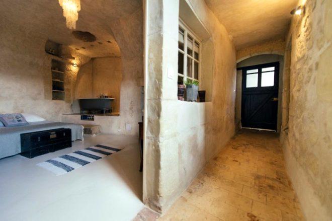 Genç çift, 1 euroya aldıkları mağara evi 12 ay içinde saraya dönüştürdü