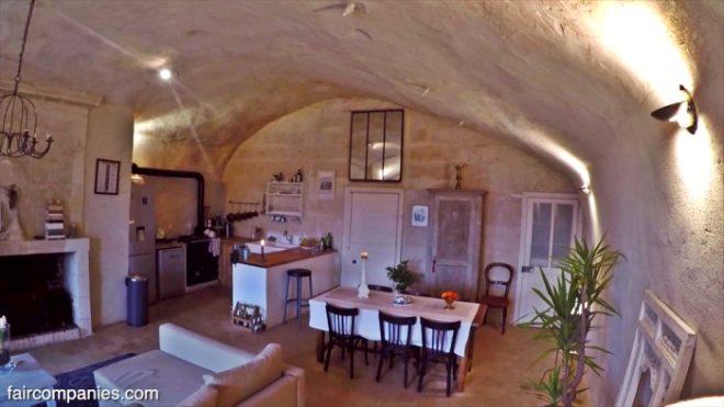 Genç çift, 1 euroya aldıkları mağara evi 12 ay içinde saraya dönüştürdü