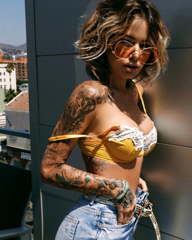 Ünlü model Tina Louise, denizden çıktığına çıkacağına pişman oldu! Öyle bir frikik verdi ki