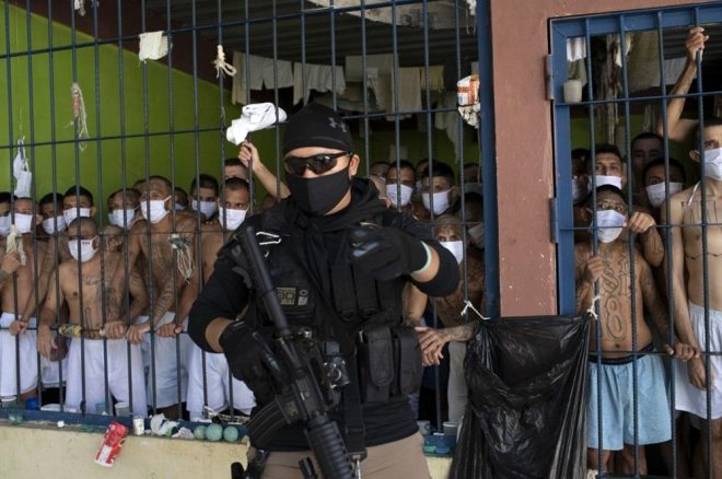 Virüsü hiçe sayıyorlar! El Salvador'da hapishanlerde suçluların balık istifi gibi kafeslerde tutulması endişe veriyor