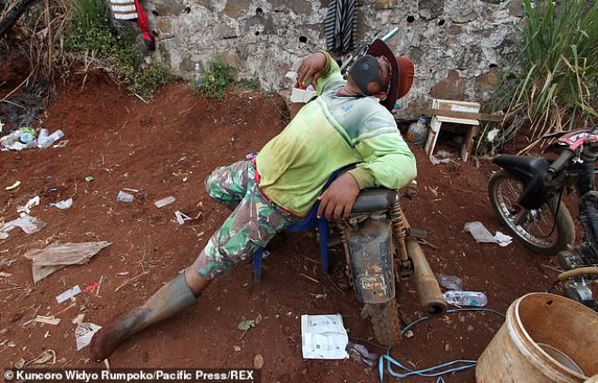 Yasakları çiğneyenlere görülmemiş ceza! Virüsten ölenlerin mezarını kazdırdılar