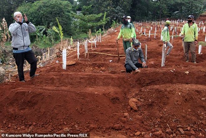 Yasakları çiğneyenlere görülmemiş ceza! Virüsten ölenlerin mezarını kazdırdılar